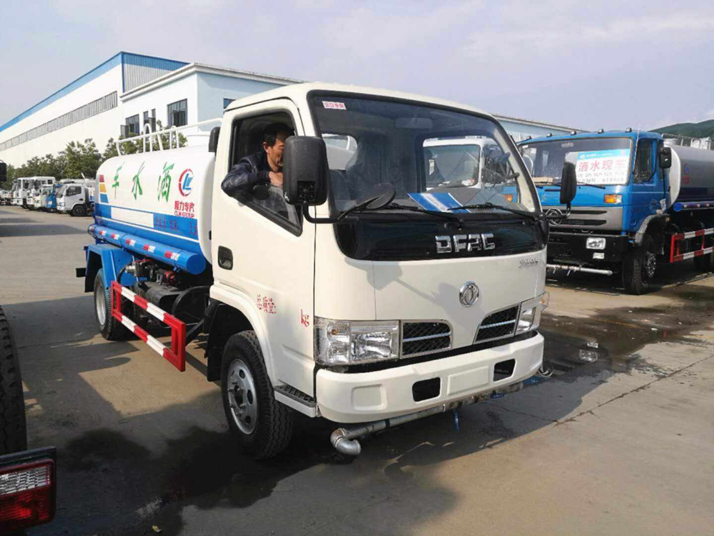 5噸灑水車和霧炮車消殺抗疫“雙管齊下”硬核環衛
