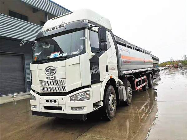 26方解放前四后六運(yùn)油車