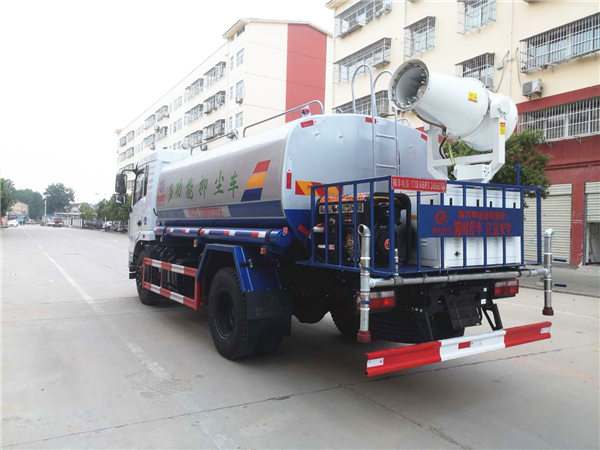 東風(fēng)D3灑水車帶霧炮